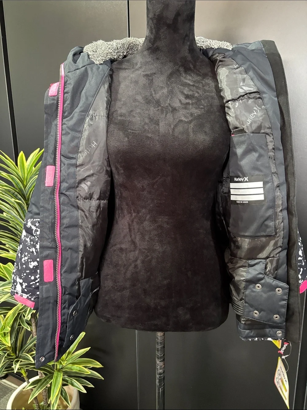 Hurley Phantom Snowboard coat,hood,powder skirt,heat mesh,cold seal,water resist